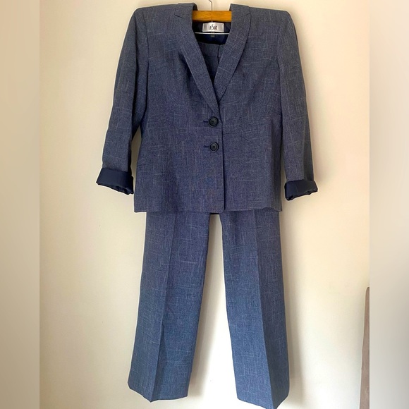 Le Suit Pants - LE SUIT Straight- leg Women’s pantsuit. Size 10. Color Blue